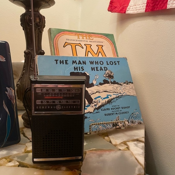 Vintage General Electric GE Miniature Portable FM-AM Radio Model 7-2500A